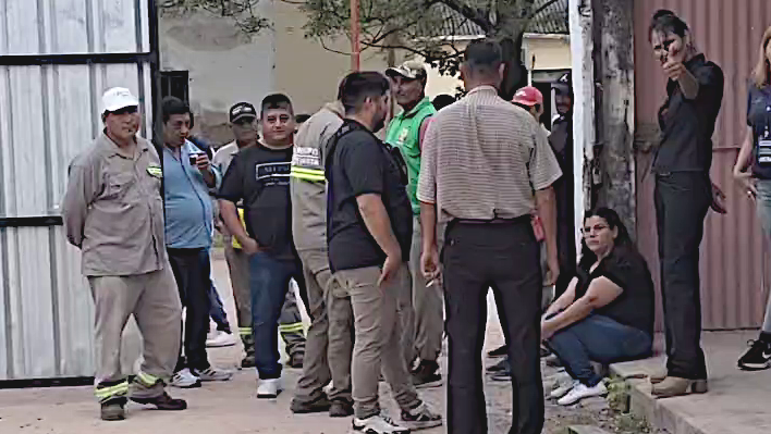 Un grupo de empleados municipales bloquean la entrada y salida de los veh&iacute;culos de la Municipalidad de Charata.