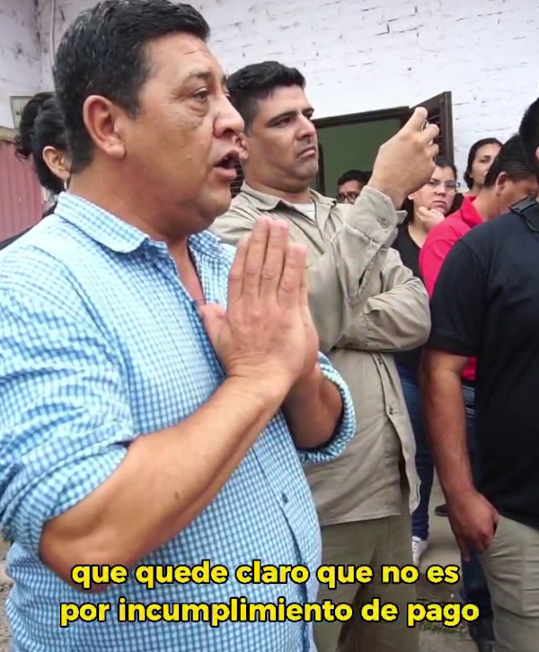 Fabian Allemandi del gremio de Municipales, explicando porque hacen el bloqueo del municipio de Charata.