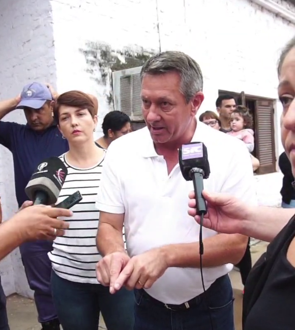 Rach en tenso di&aacute;logo con los empleados municipales que bloquearon la salida de maquinas del Municipio de Charata.