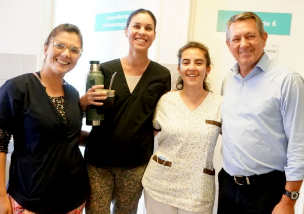 El intendente de Charata, Rub&eacute;n Rach, junto al personal del Hospital Enrique V. de Llamas.