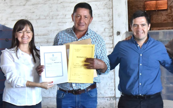La vicegobernadora Silvana Sneider y el ministro de Producción con productores de San Martín, Chaco.