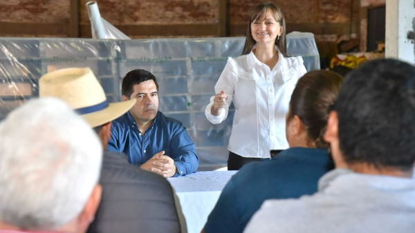 La vicegobernadora Silvana Sneider y el ministro de Producci&oacute;n con productores de San Mart&iacute;n, Chaco.