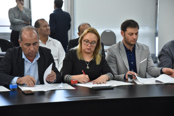 Intendentes chaqueños firmando convenio con el Ministerio de Salud de la provincia para fortalecer la lucha contra el dengue y otras enfermedades preocupantes.