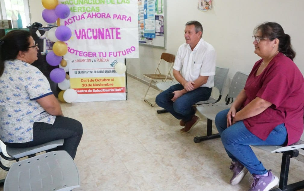 El intendente de Charata, Rub&eacute;n Rach, visitando un centro de salud para interiorizarse de como marcha la campa&ntilde;a de vacunaci&oacute;n