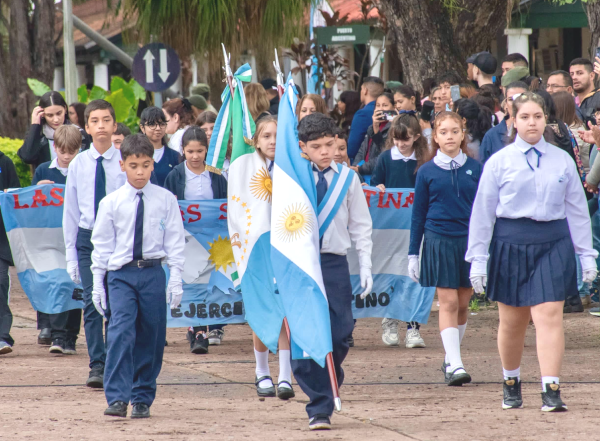 Presencia de banderas de ceremonia de establecimientos escolares en el acto central por Malvinas en la sede el Ejército Argentino en la provincia del Chaco.