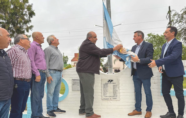 Izamiento de la Bandera Argentina en la Plaza Malvinas Argentinas en la ciudad de Charata.