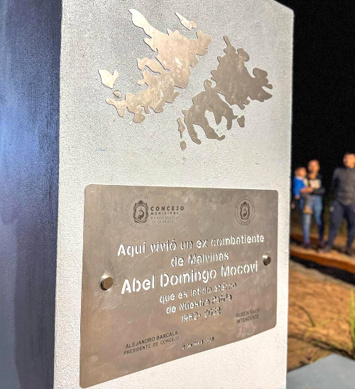 Monolito dedicado a un ex combatiente de Malvinas en Las Tolder&iacute;as, Charata, Chaco.