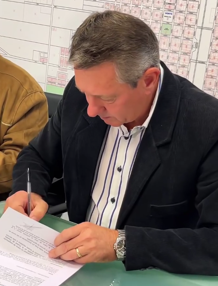 Firma de convenio para ampliar la red de agua potable en Charata.