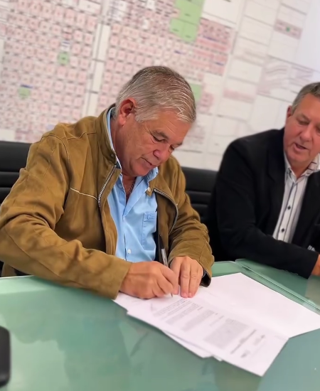 Firma de convenio para ampliar la red de agua potable en Charata.