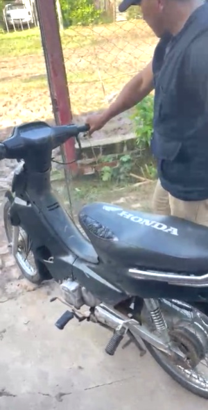 Moto robada, secuestrada en allanamiento por amenaza en escuela de Pampa del Indio.