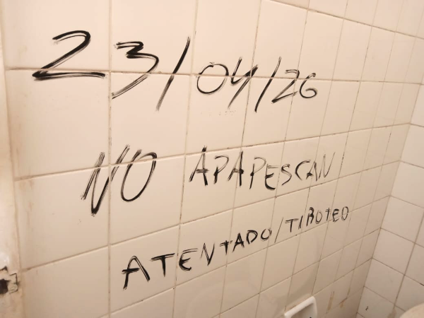 Amenaza escrita en el ba&ntilde;o de una escuela de S&aacute;enz Pe&ntilde;a, Chaco.