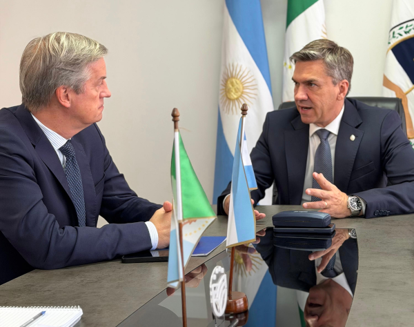 El  gobernador del Chaco, Leandro Zdero, manteniendo un encuentro con Erik H&oslash;eg, Embajador de la Uni&oacute;n Europea.