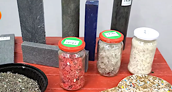 Elementos producidos a partir de tareas de reciclaje en escuelas y clubes de Las Bre&ntilde;as.