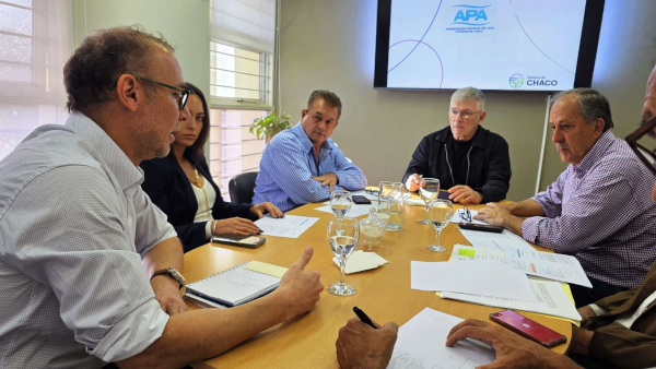 Funcionarios del Ministerio de Producci&oacute;n y Desarrollo Sostenible y de la Administraci&oacute;n Provincial del Agua analizando los puntos central del Plan Manejo H&iacute;drico Predial.