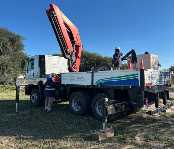 Obreros de Secheep trabajando en una obra que mejorará el servicio eléctrico al Sudoeste del Chaco.