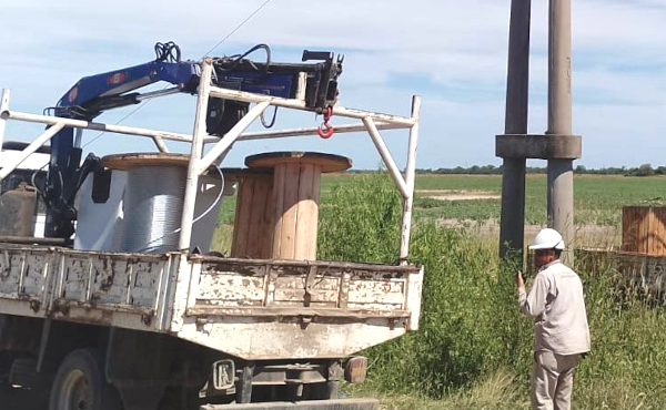 Secheep trabaja en el mantenimiento de las l&igrave;neas el&eacute;ctricas en el interior del Chaco.