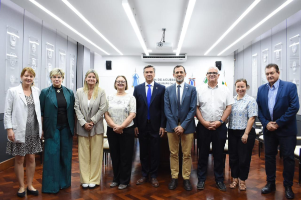 Firma del acuerdo de intercambio educativo entre Chaco y Francia que permitir&aacute; a alumnos de la Escuela Agropecuaria de Charata visitar el pa&iacute;s europeo.