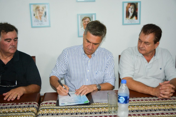 El gobernador del Chaco, Leandro Zdero, a su izquierda el Ministro Oscar Dudik, y a su derecha el presidente de la Cooperativa Chaco Gualamba.