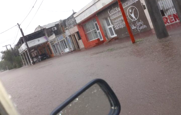 Lluvia intensa en Quimilí en el primer día del 2024.
