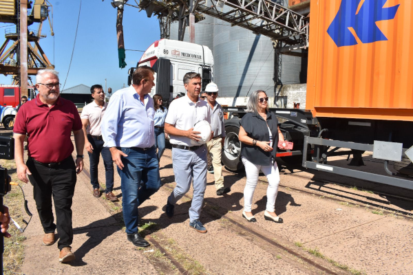 Autoridades de la provincia del Chaco y del Puerto de Barranqueras al momento del embarque de la exportaci&oacute;n de aceite de girasol por parte de la empresa de Charata, Pampa del Cielo SRL, hacia Barcelona, Espa&ntilde;a.