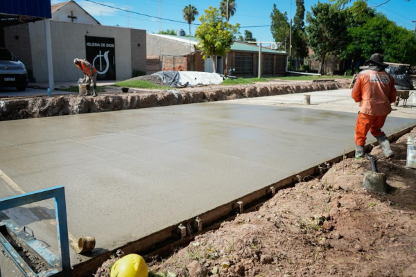 Construcción de pavimento nuevo en la ciudad de Campo Largo.