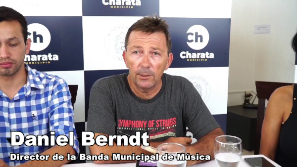Daniel Berndt dando detalles de las actividades de la Banda de Música de Charata.