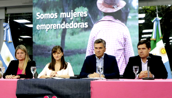 Conferencia de Prensa del lanzamiento del programa para emprendedoras mujeres EMPRENDER ROSA, en Chaco.