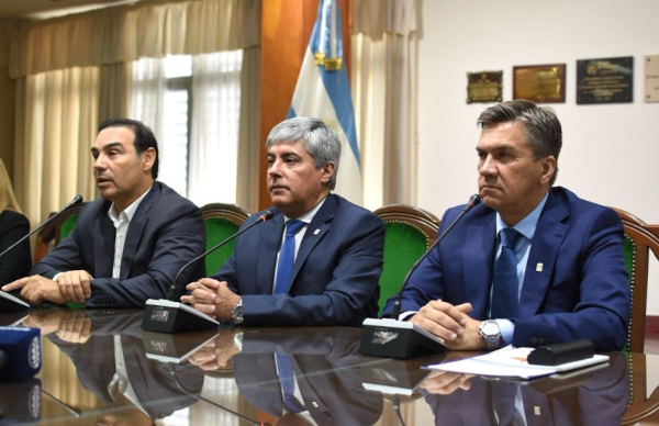 Reunión entre los gobiernos de Chaco y Corrientes con el rector de la UNNE.
