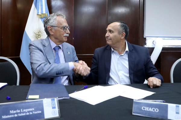 El ministro de Salud de Naci&oacute;n saludando al Ministro de Salud del Chaco.