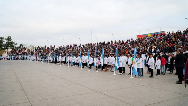 Gran cantidad de alumnos y familias celebrando la promesa de lealtad a la Bandera en el Paseo del Sol, Charata.