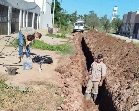 Ampl&iacute;an redes de agua potable en barrios de Charata.