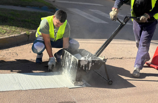 Trabajo de demarcaci&oacute;n vial sobre la calle G&uuml;emes de Charata.
