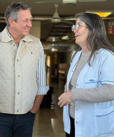 La Dra Mar&iacute;a Oliva junto al intendente de Charata, Rub&eacute;n Rach.