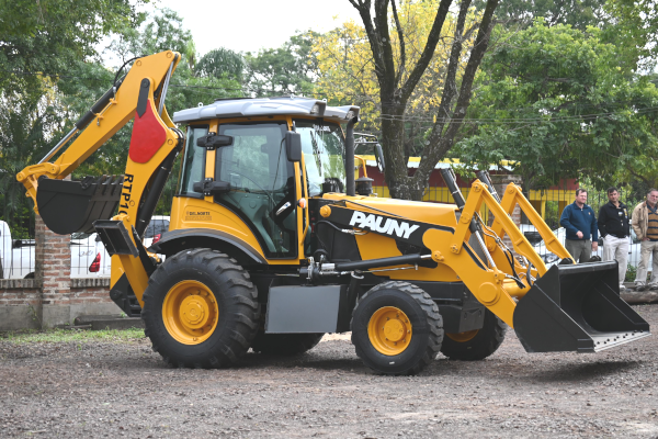 Entrega de maquinaria al Consorcio Caminero de Puerto Tirol.