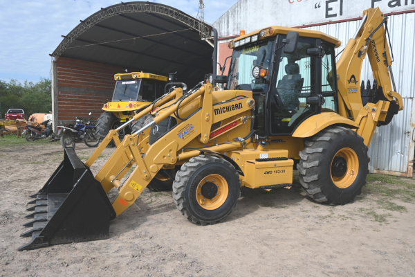 Maquinaria entregada al Consorcio Caminero de Puerto Vilelas.