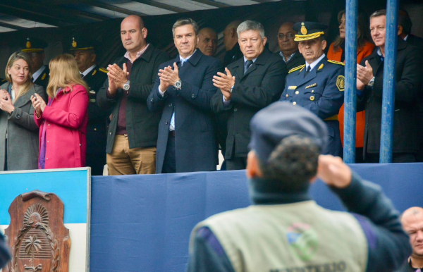 El gobernador del Chaco, Leandro Zdero, recibe el saludo de miembros de la Policía del Chaco en el festejo de un nuevo aniversario de su creación. En el palco también estaba presente el intendente de la ciudad de Charata, Rubén Rach.