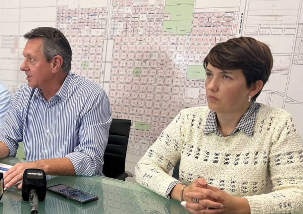 El intendente de la ciudad de Charata, Rub&eacute;n Rach, a su lado Gisela Doffi, miembro de su gabinete de gobierno.