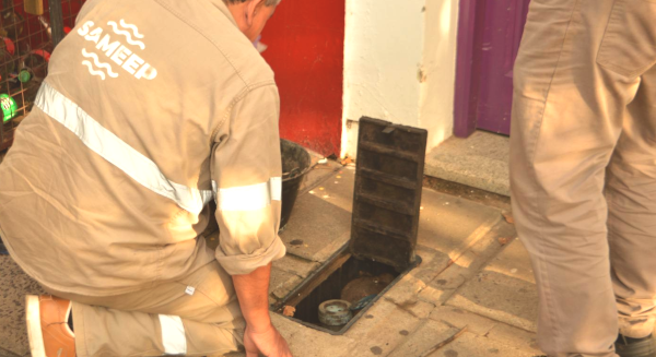 Gesti&oacute;n de corte de servicio de agua potable por personal de Sameep.