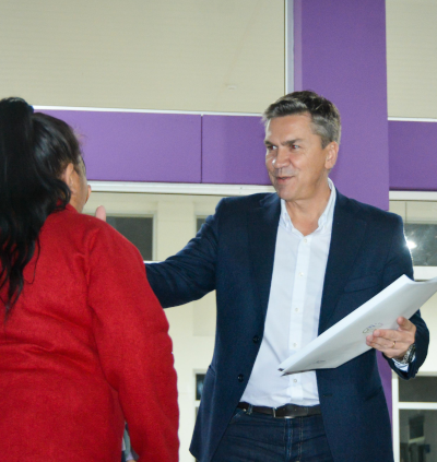 Leandro Zdero entregando t&iacute;tulos de propiedad en Presidencia de la Plaza.