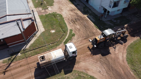 Trabajo de mejoramiento de calles en la ciudad de Charata en el marco del programa "M&aacute;s para tu Barrio".