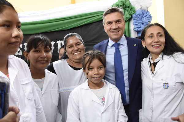 Leandro Zdero con alumnos y docentes del nivel primario en el inicio del Ciclo Lectivo 2024.
