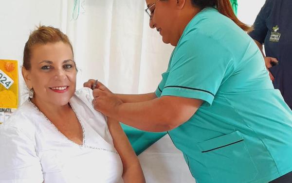 Personal del Hospital Enrique V. de Llamas iniciando la campa&ntilde;a de vacunaci&oacute;n antigripal, aqu&iacute; en el Barrio Ulm de Charata.