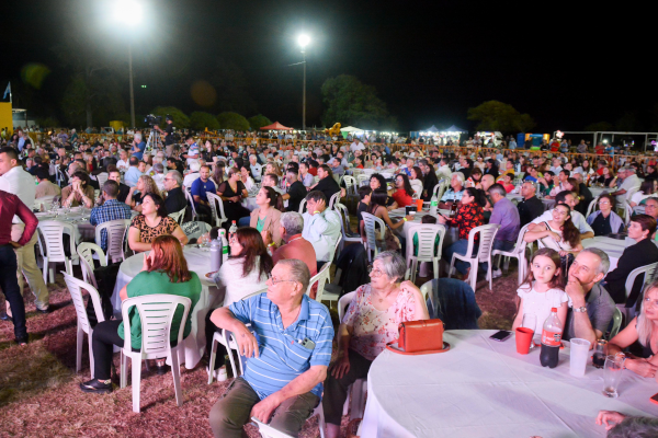 Gran multitud acompa&ntilde;ando la visita de Luis Landriscina a Mes&oacute;n de Fierro.