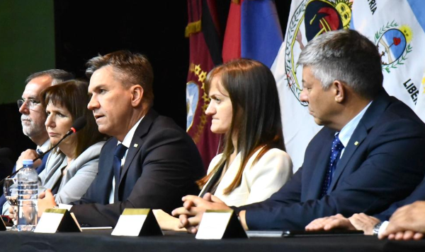 El gobernador del Chaco, junto a la viegobernadora, Silvana Schneider, y la ministra de Seguridad de la Nación, Patricia Bullrich,de una capacitación sobre narcotráfico, trata de personas y crimen organizado, organizado por el ministerio de Seguridad del Chaco,