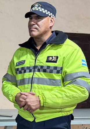 Comisario de la Polic&iacute;a Caminera de Charata brindando una capacitaci&oacute;n a choferes del Municipio.
