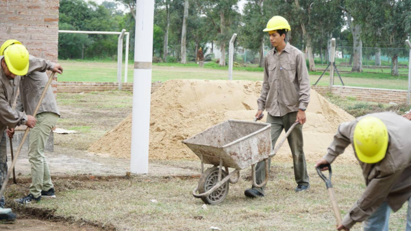 Empleados municipales de Charata en plena acción laboral.