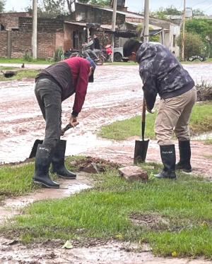 Empleados municipales limpiando las cunetas de Charata.