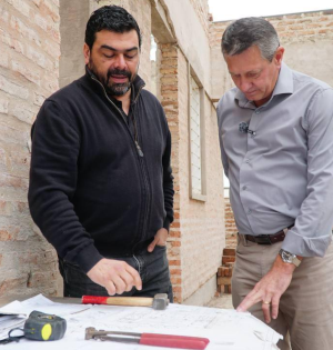 Rub&eacute;n Rach mirando el programa de obras en la escuela especial de Charata.