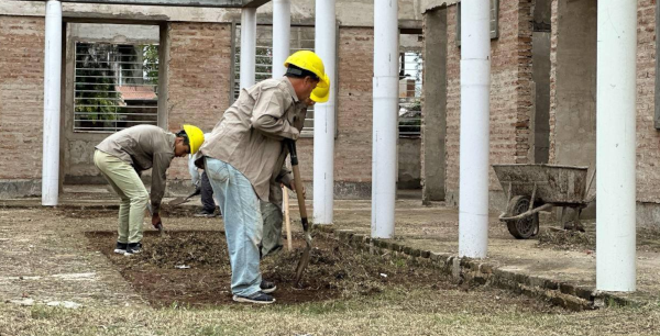 Obreros en la reiniciación de las obras en la Escuela Especial de Charata, Naum Kohanoff.