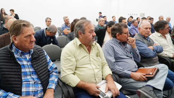 Productores miembros de los Foros de Seguridad Rural en la reunión con autoridades en la ciudad de Charata.